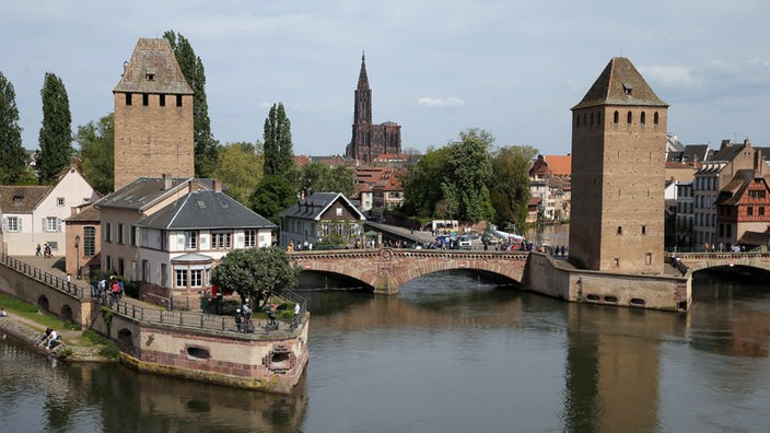 Blick auf einen Fluss, Altstadttürme und das Straßburger Münster