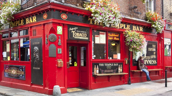 Die rot bemalte "Temple Bar" in Dublin