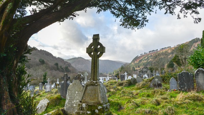 Blick auf den Friedhof von Glendalough in Irland