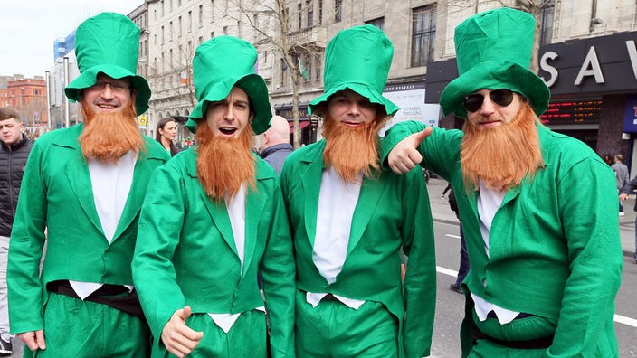 Vier Iren als Kobolde verkleidet feiern den St. Patrick's Day in Dublin