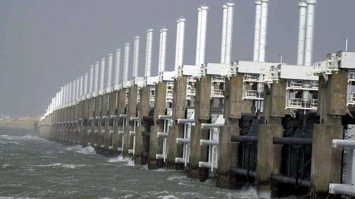 Blick auf das Oosterschelde Sturmflutwehr. | Bildquelle: WDR/dpa/Willem Woznitza Blick auf das Oosterschelde Sturmflutwehr.