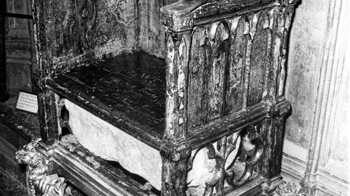 Der englische Krönungsthron, unter dessen Sitz der Krönungsstein der mittelalterlichen schottischen Könige eingearbeitet wurde