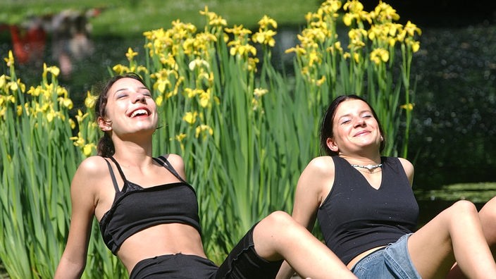 Zwei Frauen beim Sonnenbaden im Grünen