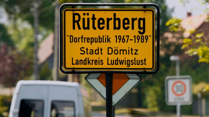 Ortseingangsschild von Rüterberg mit dem Hinweis "Dorfrepublik Rüterberg"