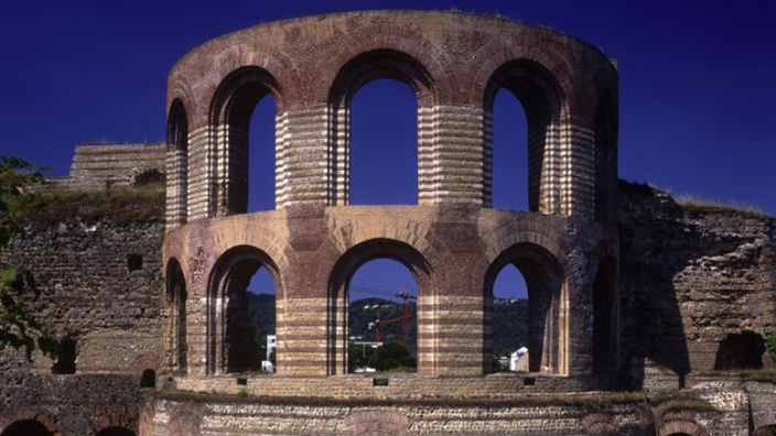 Die Apsis in der Fassade der ehemaligen römischen Kaiserthermen.