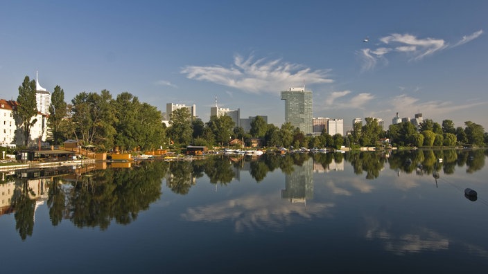 Blick über die Donau auf Hochhäuser in Wien.