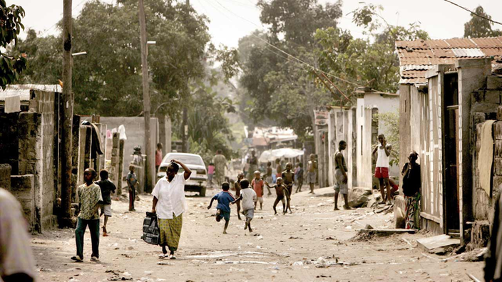 Menschen in den Straßen Kinshasas. 