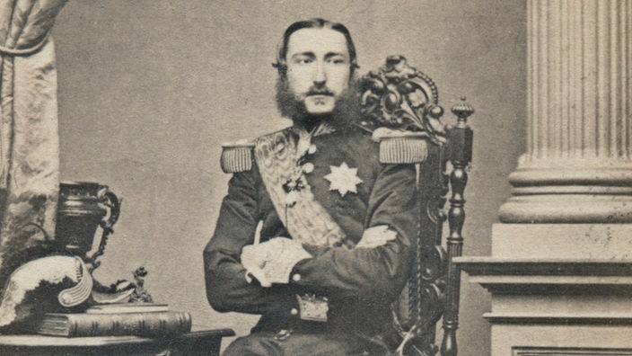 Schwarzweiß-Bild: König Leopold II. von Belgien in Uniform.