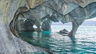 Die Marmorhöhlen sind von Gängen durchzogene Felsen, die in Blau- und Türkistönen gemustert sind. 
