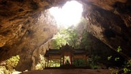 Der Kuha Karuhas Pavillon steht auf einem Hügel in der Phraya Nakhon Höhle, die Decke über ihm ist geöffnet, sodass Licht hereinfällt. 