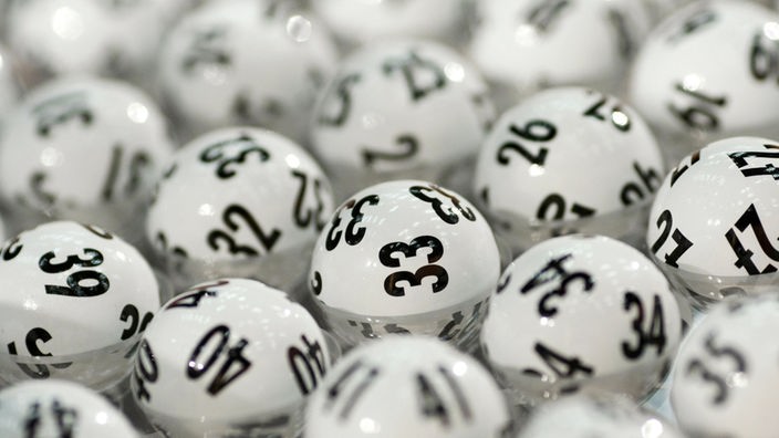 Lottokugeln mit aufgedruckten Zahlen