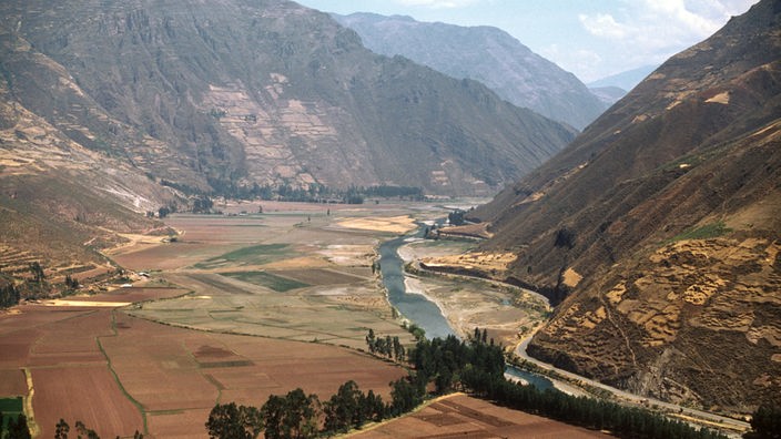 Blick auf ein Tal mit Fluss in den Anden Perus.