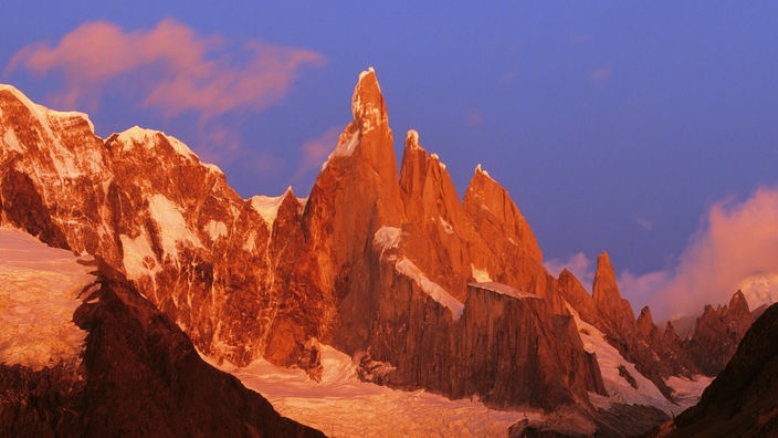 Die Felsspitze des Cerro Torre im Licht der untergehenden Sonne.