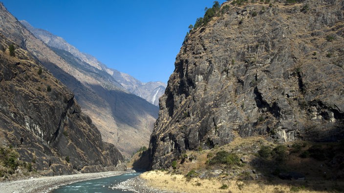 Ein Fluss tritt aus der Kali Gandaki Schlucht aus