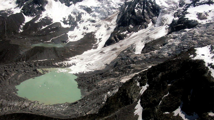Grüner Gletschersee hat sich am Monte Rosa | Bildquelle: dpa Grüner Gletschersee hat sich am Monte Rosa