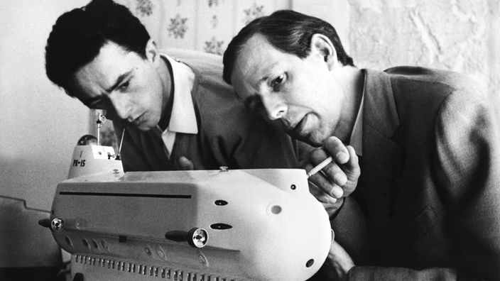 Jacques Piccard (links) und ein Mitarbeiter betrachten 1966 ein Modell des U-Bootes "Ben Franklin"