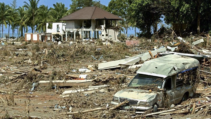 Nach dem Tsunami völlig verwüstet ist das ehemals exklusive Ferien-Resort bei Khao Lak in Thailand am 28.12.2004.