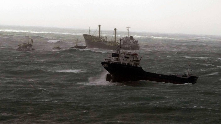 Auf Grund gelaufene Schiffe an der Schwarzmeerküste bei Krasnodar – Russland.