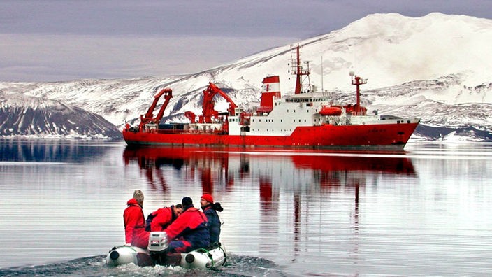 Das Forschungsschiff "Sonne" ankert im Nordpolarmeer.