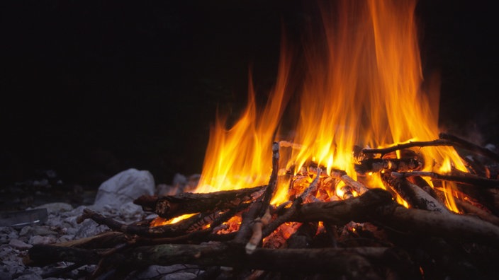Ein Lagerfeuer erleichtert das Leben - sorgt für Wärme, Behaglichkeit und Nahrung | Bildquelle: WDR/mauritius images/ Ein Lagerfeuer erleichtert das Leben - sorgt für Wärme, Behaglichkeit und Nahrung