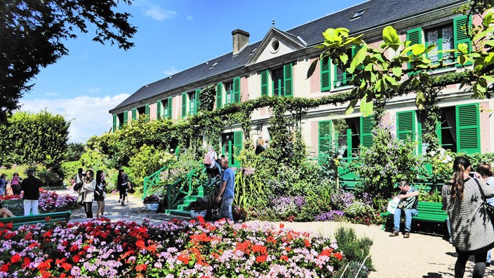 Claude Monets Wohnhaus mit vielen Pflanzen im Vordergrund