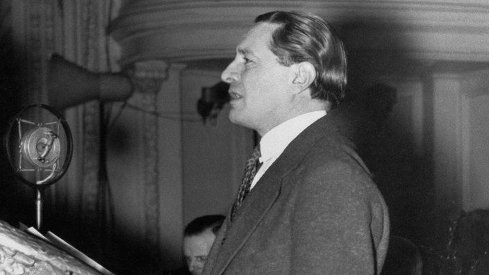 Harry Anslinger spricht auf einer Konferenz (1934) | Bildquelle: picture alliance / ASSOCIATED PRESS Harry Anslinger spricht auf einer Konferenz (1934)
