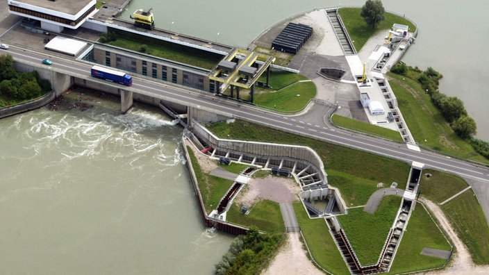 Luftaufnahme der Staustufe mit Fischtreppe bei Iffezheim.