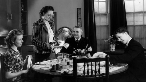 Eine Familie isst gemeinsam in den 1950er Jahren
