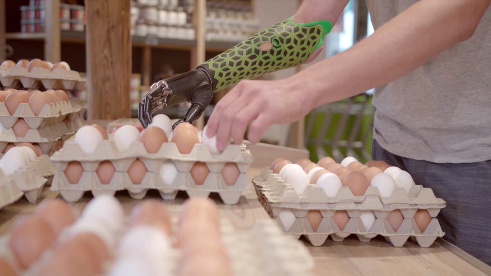 Intelligente Handprothese hilft beim Sortieren von Eiern