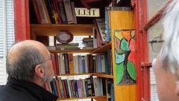 Eine alte englische Telefonzelle hat mehr als 250 verschiedene Bücher zur Auswahl, die man gegen gelesene Bücher tauschen kann. | Bildquelle: dpa/Bernd Settnik Eine alte englische Telefonzelle hat mehr als 250 verschiedene Bücher zur Auswahl, die man gegen gelesene Bücher tauschen kann.