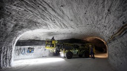 Arbeiter sind mit Instandhaltungsarbeiten im Erkundungsbergwerk in Gorleben beschäftigt