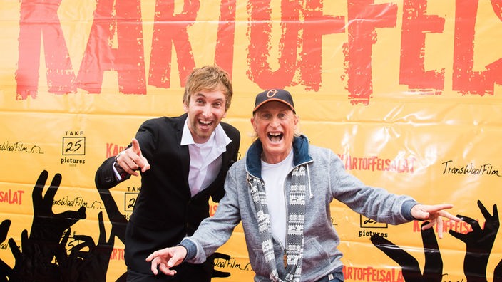 Der YouTuber Torge Oelrich, alias FreshTorge, und Otto Waalkes stehen bei der Premiere des Films „Kartoffelsalat“ auf dem roten Teppich