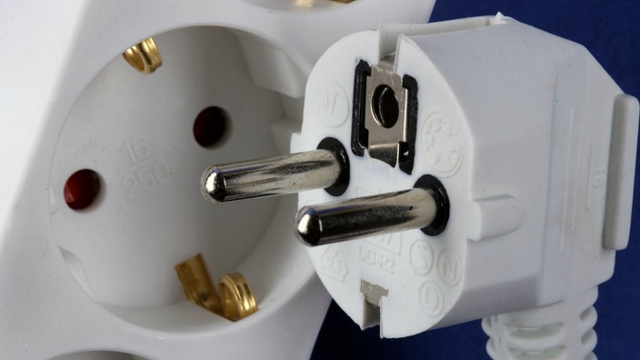 Stecker in der Nähe einer Steckdose | Bildquelle: dpa Stecker in der Nähe einer Steckdose