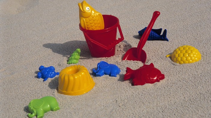 Spielzeug aus Kunstsoff in einem Sandkasten