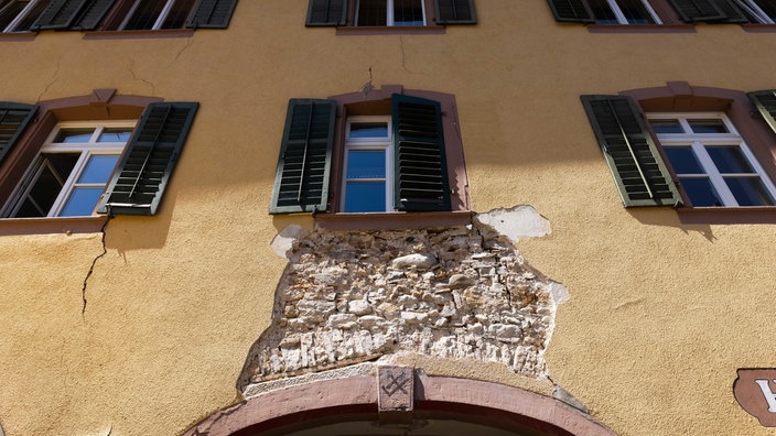 Ein beschädigtes Haus in der Altstadt von Staufen | Bildquelle: dpa Ein beschädigtes Haus in der Altstadt von Staufen