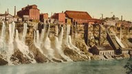 Historische Aufnahme der Wasserkraftanlage an den Niagarafällen (um 1895).