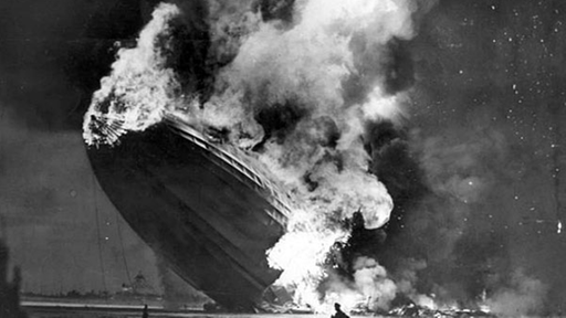 Das Luftschiff Hindenburg geht in Flammen auf