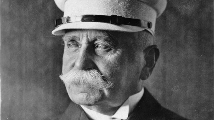 Schwarz-Weiß Porträt von Ferdinand Graf Zeppelin
