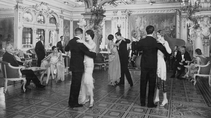 Paare tanzen im Ballsaal eines Kreuzfahrtschiffes in den 20er Jahren