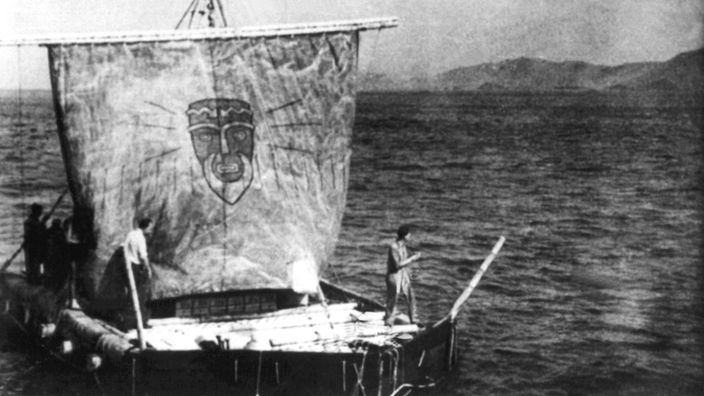 Thor Heyerdahl auf seinem Floß "Kon-Tiki" im Jahr 1947