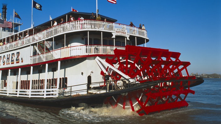 Ein Raddampfer auf dem Mississippi | Bildquelle: Mauritius Ein Raddampfer auf dem Mississippi