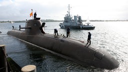 Das U-Boot 33 der Bundesmarine legt im Marinehafen von Eckernförde an | Bildquelle: dpa Das U-Boot 33 der Bundesmarine legt im Marinehafen von Eckernförde an