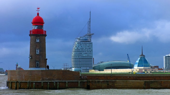 Hafeneingang Bremerhaven mit Leuchtturm und modernen Museumsgebäuden