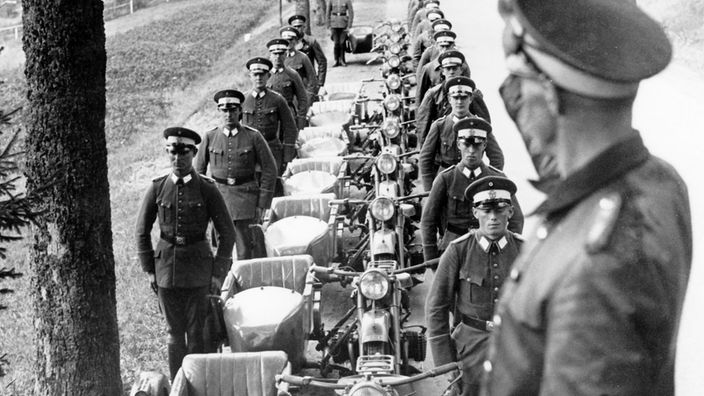 Straßenpolizei-Lehrgang im Dritten Reich: der Fahrlehrer für Krafträder mit Seitenwagen richtet die Kolonnen aus
