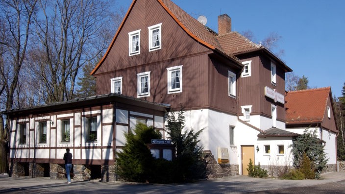 Eine der ältesten Raststätten Deutschlands: Ein großer Bau mit Spitzdach und Holzgiebel