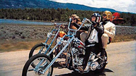 Szene aus dem Film 'Easy Rider': Zwei Motorräder fahren nebeneinander auf einer Straße