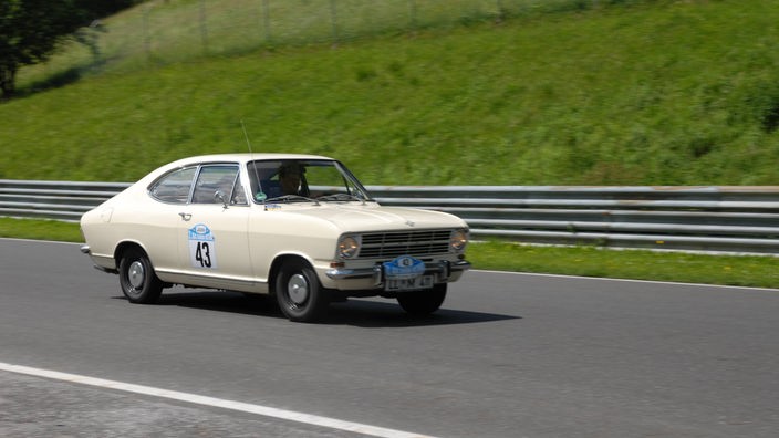 Opel Kadett während eines Oldtimerrennens