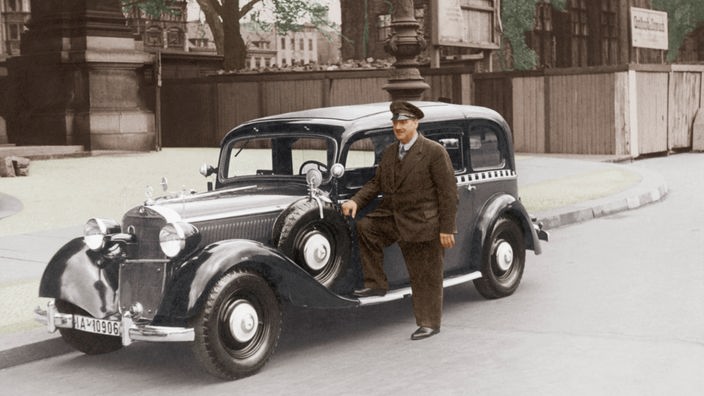 Taxifahrer und Taxi in Berlin 1930