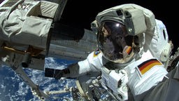 Selfie von Alexander Gerst beim Außenbordeinsatz an der ISS.