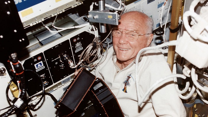 John Glenn im Raumschiff. | Bildquelle: NASA John Glenn im Raumschiff.